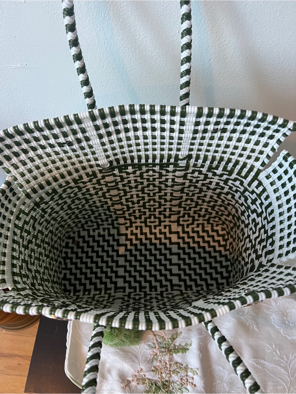 Woven Green and White Tote Bag with Tassel By Valerosa - Picture 2 of 8